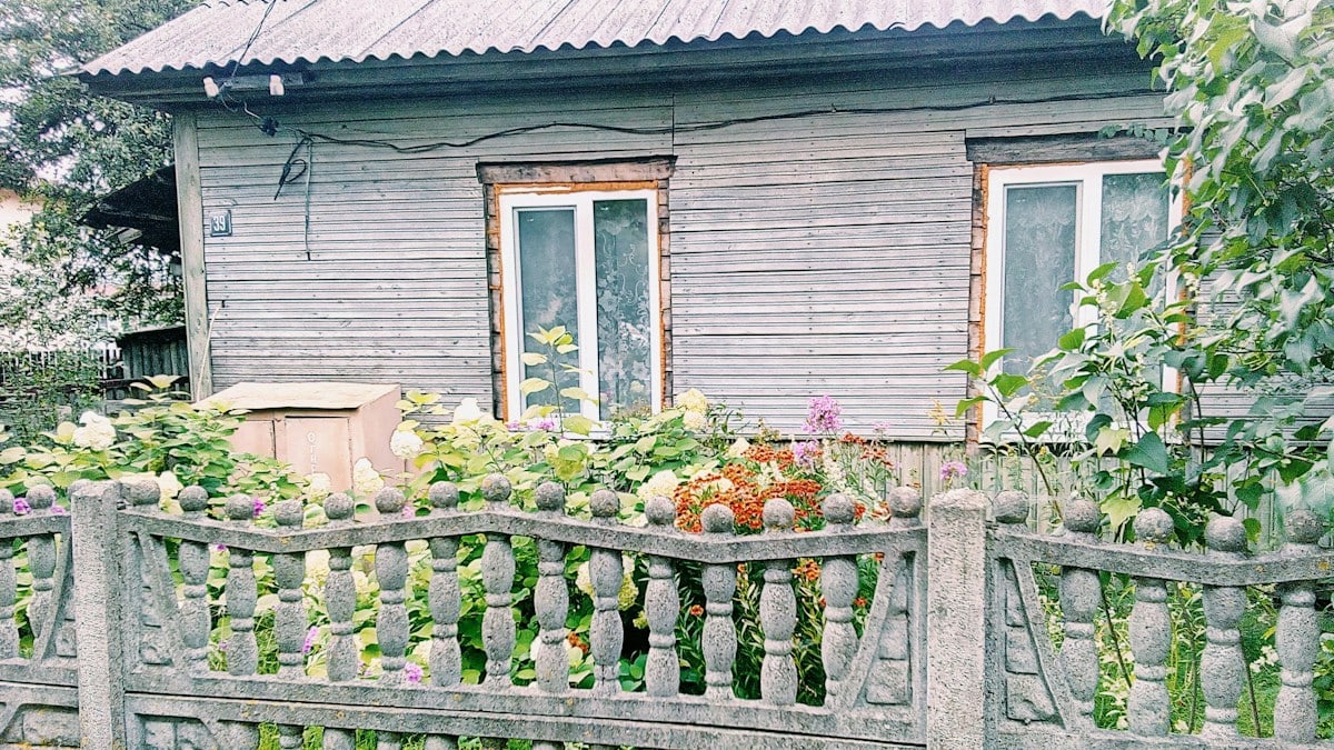 Ганцевичи цветы клумба возле дома частный сектор деревенский дом улица